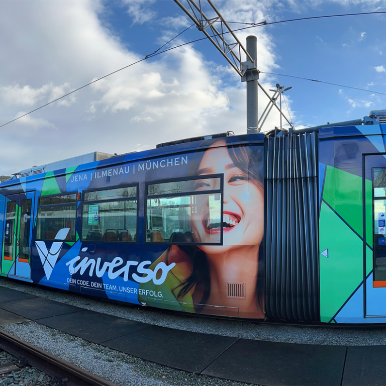 Eine Jenaer Straßenbahn mit Werbebeklebung der Inverso GmbH